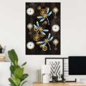 Steampunkdrachenfliegen auf braunem, gestreiften H Poster (Heimbüro)