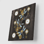 Steampunkdrachenfliegen auf braunem, gestreiften H Quadratische Wanduhr (Winkel)