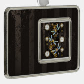 Steampunkdrachenfliegen auf braunem, gestreiften H Rahmen-Ornament Silber (Rechts)