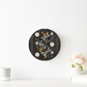 Steampunkdrachenfliegen auf braunem, gestreiften H Runde Wanduhr (Zuhause)