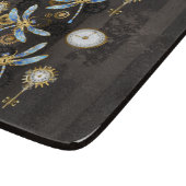 Steampunkdrachenfliegen auf braunem, gestreiften H Schneidebrett (Ecke)