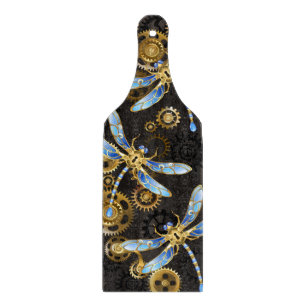 Steampunkdrachenfliegen auf braunem, gestreiften H Schneidebrett