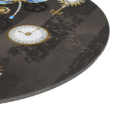 Steampunkdrachenfliegen auf braunem, gestreiften H Schneidebrett (Ecke)