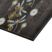 Steampunkdrachenfliegen auf braunem, gestreiften H Schneidebrett (Ecke)