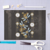 Steampunkdrachenfliegen auf braunem, gestreiften H Seidenpapier (Handwerk)