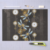 Steampunkdrachenfliegen auf braunem, gestreiften H Seidenpapier (Handwerk)