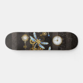 Steampunkdrachenfliegen auf braunem, gestreiften H Skateboard (Horizontal)