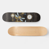 Steampunkdrachenfliegen auf braunem, gestreiften H Skateboard (Horizontal)