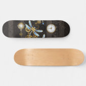Steampunkdrachenfliegen auf braunem, gestreiften H Skateboard (Horizontal)