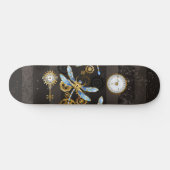 Steampunkdrachenfliegen auf braunem, gestreiften H Skateboard (Horizontal)