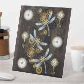 Steampunkdrachenfliegen auf braunem, gestreiften H Sockelschild (In Situ)