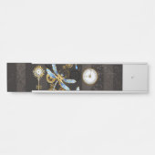 Steampunkdrachenfliegen auf braunem, gestreiften H Türschild (Vorderseite )