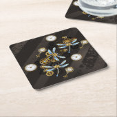 Steampunkdrachenfliegen auf braunem, gestreiften H Untersetzer (angewinkelt)