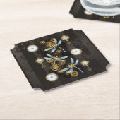 Steampunkdrachenfliegen auf braunem, gestreiften H Untersetzer (angewinkelt)