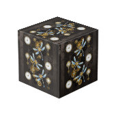 Steampunkdrachenfliegen auf braunem, gestreiften H Würfel (Rückseite Schrägansicht)