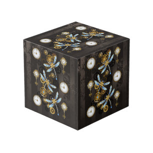 Steampunkdrachenfliegen auf braunem, gestreiften H Würfel