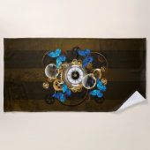 Steampunkgeere und blaue Schmetterlinge Strandtuch (Vorderseite)