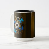 Steampunkgeere und blaue Schmetterlinge Zweifarbige Tasse (Vorderseite Links)