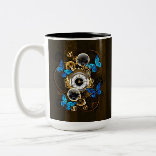 Steampunkgeere und blaue Schmetterlinge Zweifarbige Tasse (Links)