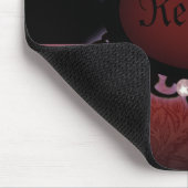 Steampunkschwarz und rotes gotisches Monogramm Mousepad (Ecke)