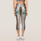 Steampunkuhr und türkisfarbene Rose auf Streifen Capri Leggings (Rückseite)