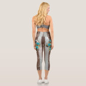 Steampunkuhr und türkisfarbene Rose auf Streifen Capri Leggings (Rückseite)