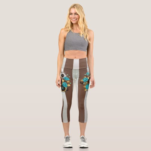 Steampunkuhr und türkisfarbene Rose auf Streifen Capri Leggings (Vorderseite)