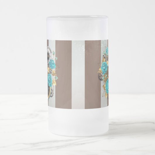 Steampunkuhr und türkisfarbene Rose auf Streifen Mattglas Bierglas (Mittel)