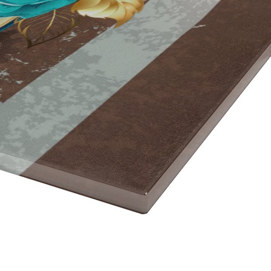 Steampunkuhr und türkisfarbene Rose auf Streifen Schneidebrett (Ecke)