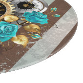 Steampunkuhr und türkisfarbene Rose auf Streifen Schneidebrett (Ecke)