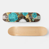 Steampunkuhr und türkisfarbene Rose auf Streifen Skateboard (Horizontal)