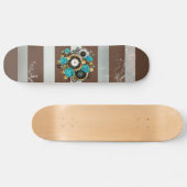 Steampunkuhr und türkisfarbene Rose auf Streifen Skateboard (Horizontal)