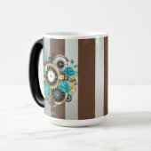 Steampunkuhr und türkisfarbene Rose auf Streifen Verwandlungstasse (Vorderseite Links)