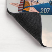 Stearman-Flugzeug stürzt durch den Himmel Mousepad (Ecke)