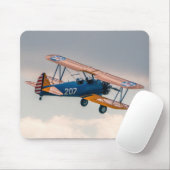 Stearman-Flugzeug stürzt durch den Himmel Mousepad (Mit Mouse)
