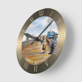 Stearns Wharf Pastel Zeichnend | Santa Barbara, CA Runde Wanduhr (Winkel)