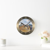 Stearns Wharf Pastel Zeichnend | Santa Barbara, CA Runde Wanduhr (Zuhause)
