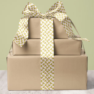 Stechpalmenblätter und Beeren auf weißem Weihnacht Satinband