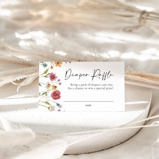 Stecken Sie die Windeln für die Babydusche in die  Mitteilungskarte