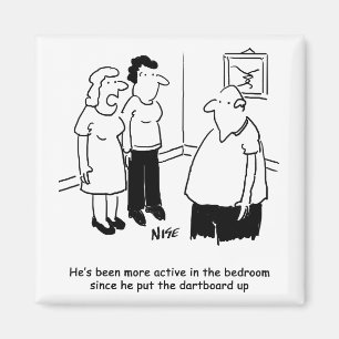 Steeldartboard im Schlafzimmer. Lustiger Cartoon Magnet