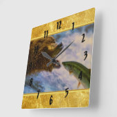 Steelhead salmon jumping into grizzly bears mouth quadratische wanduhr (Winkel)