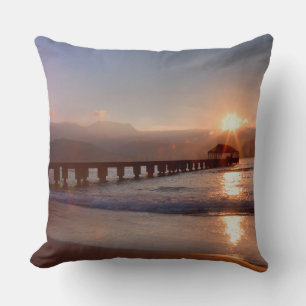 Steg am Strand bei Sonnenuntergang, Hawaii Kissen
