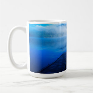 Steg an einem ruhigen nebligen See, Kalifornien Kaffeetasse