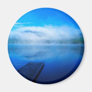 Steg an einem ruhigen nebligen See, Kalifornien Magnet