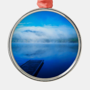 Steg an einem ruhigen, nebligen See, Kalifornien Silbernes Ornament