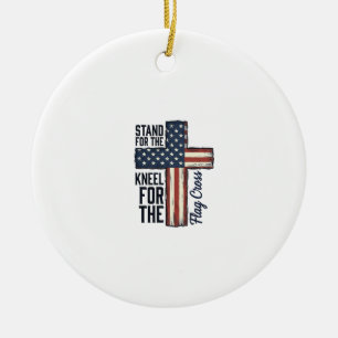 Steh für die Flagge Knie für das Kreuz-Shirt-Desig Keramik Ornament
