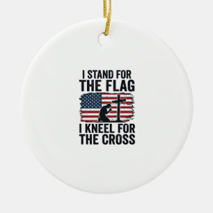 Steh für die Flagge Knie für das Kreuz-Shirt-Desig Keramik Ornament