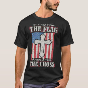Steh für die Flagge, knie für das Kreuz T-Shirt