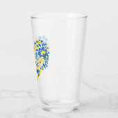 Stehe mit ukrainischen Buchstaben und Herz-Kaffee- Glas (Links)