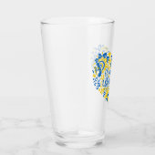Stehe mit ukrainischen Buchstaben und Herz-Kaffee- Glas (Rechts)